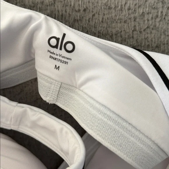 ALO Yoga Airbrush Heart Throb Bra White and Black Trim Sports Bra Size M - Picture 5 of 5